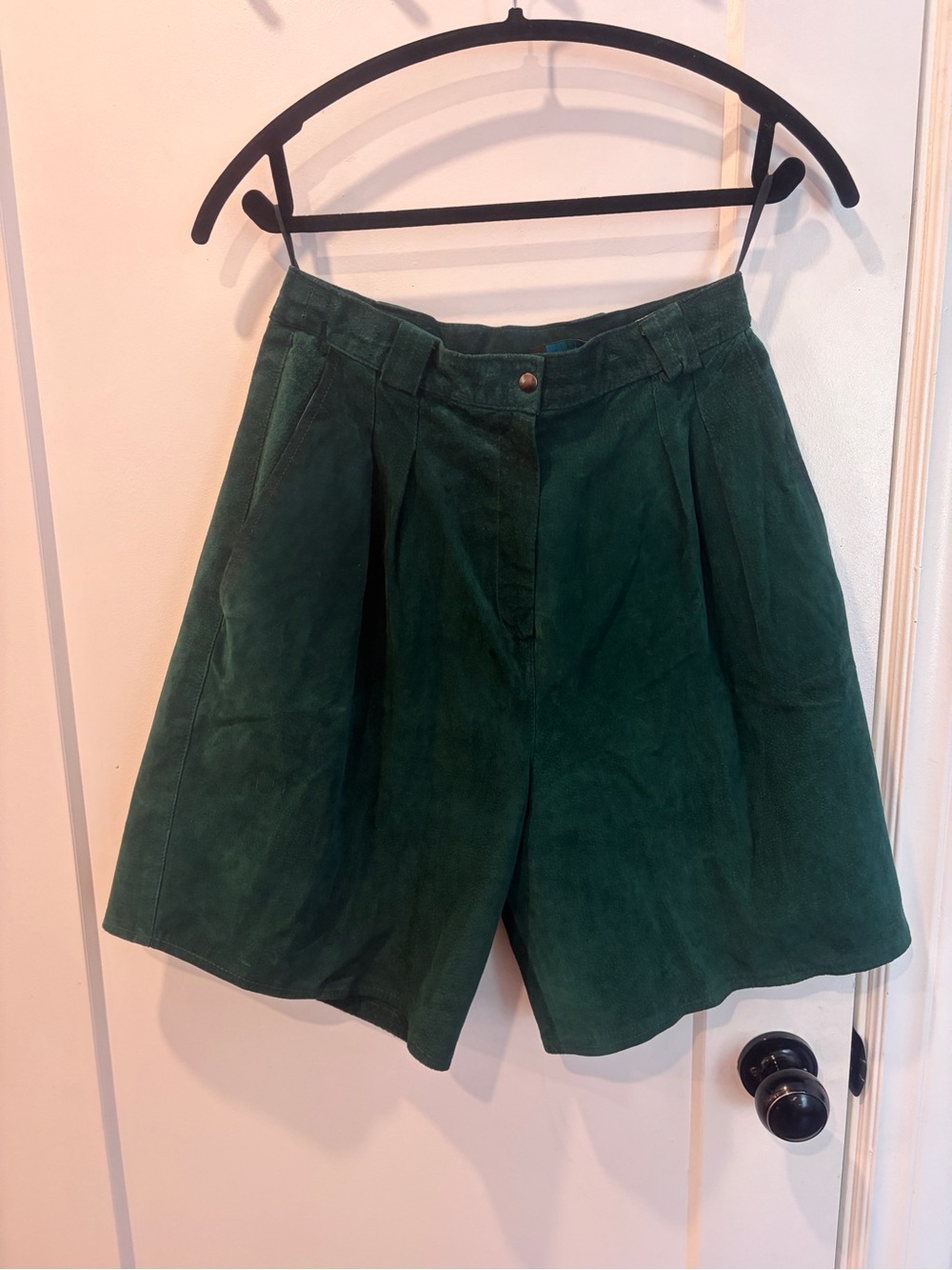 Vintage High-Waist Green leather Women’s Shorts - Picture 3 of 13